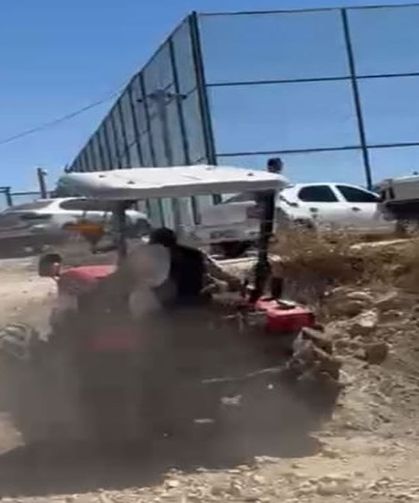 Tartıştığı kişilerin üzerine traktör sürdü