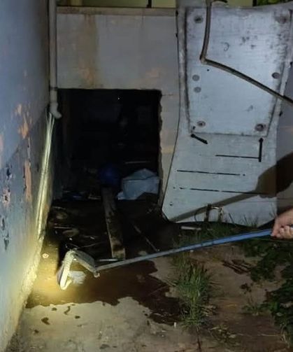 Evin deposuna giren yılan ekipleri harekete geçirdi