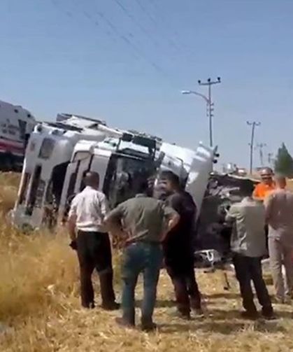 Kamyon yat yattı faciadan dönüldü