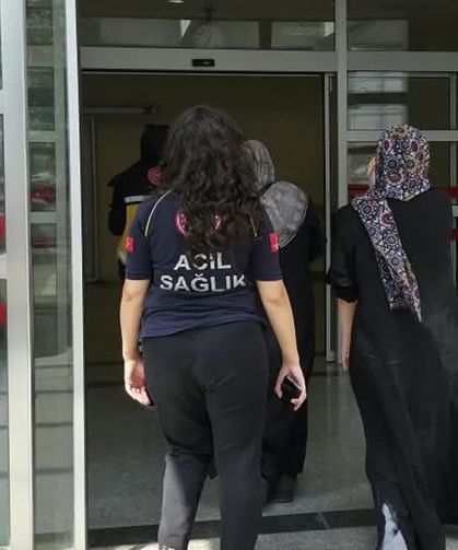 Motosiklet yayalara çarptı 2 yaralı