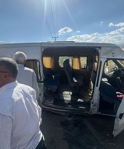 Minibüs, kapağı açık bırakılan rögar çukuruna çarptı, 6 yaralı