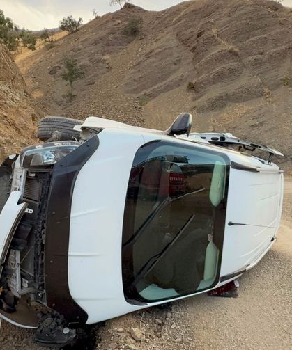 Takla atan otomobilde karı koca yaralandı