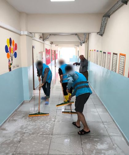 Denetimli serbestlik yükümlüleri okulları temizledi