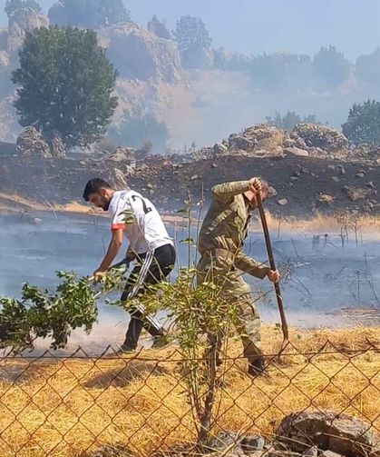Kıvılcımlar yangına neden oldu,10 arı kovanı yandı