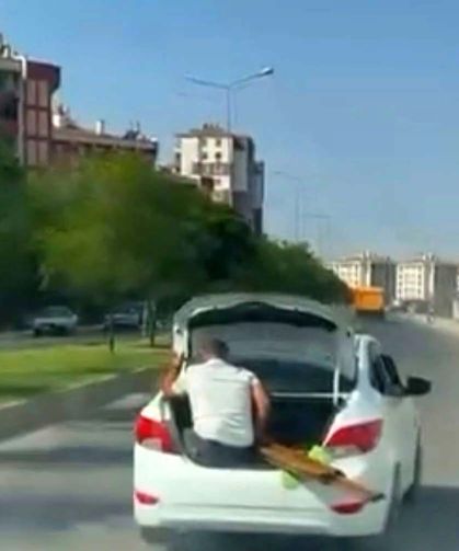 Biri bagaj girdi, diğeri bagaj kapısında oturup ilerledi