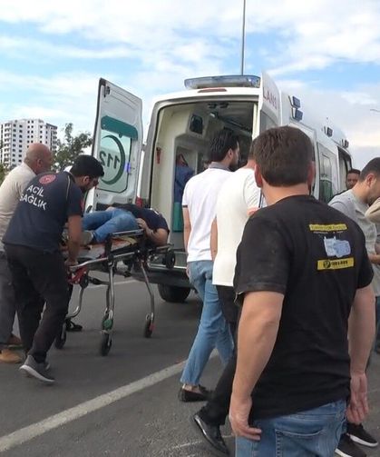Motosiklet ile otomobil çarpıştı 1'i ağır 2 yaralı