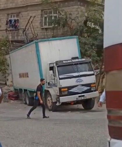 Freni boşalan kamyon elektrik direği ve eve çarparak durabildi