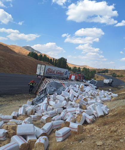 Saman yüklü tır devrildi 1 yaralı
