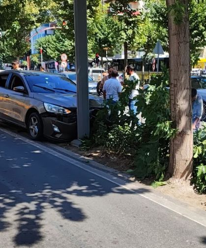 Kontrolden çıkan otomobil ağaca çarptı 1 yaralı