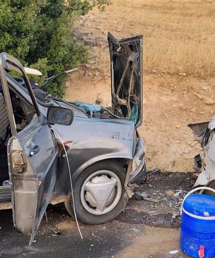 İki otomobil çarpıştı 8 kişi yaralandı