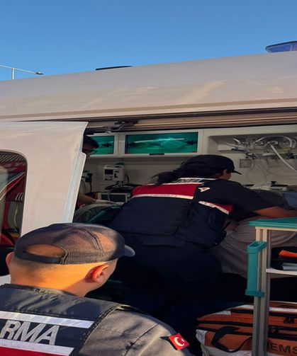Balkon demirlerinde asılı kalan kadını, balkona tırmanarak kurtardı