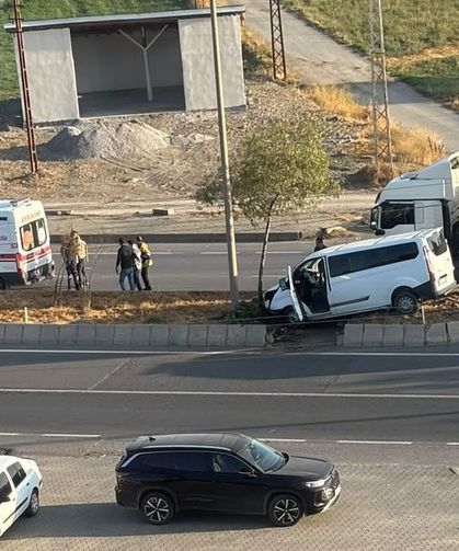 Tır ile panelvan araç çarpıştı 3 yaralı