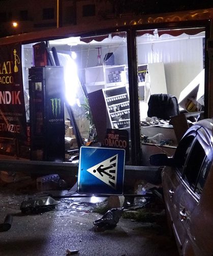 Kontrolden çıkan araç konteyner iş yerine girdi 1 yaralı