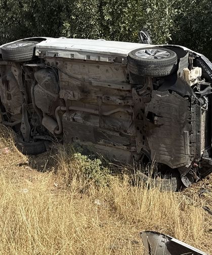 Virajı alamayan sürücünün otomobili devrildi