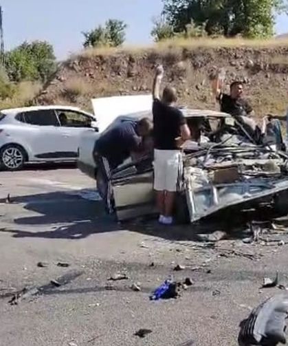İki araç kafa kafaya çarpıştı 2 yaralı