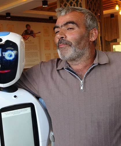 “Robot Şukufenin ağzı olsa cağ kebabı yiyecek”