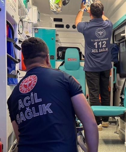 Arkadaşıyla şakalaşırken bacağından bıçaklandı