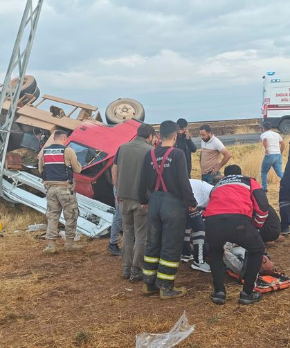 Diyarbakır'da kamyonet devrildi, 5 yaralı