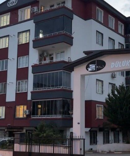 Anne, baba ve 5 yaşındaki çocukları 2. kattan atladı