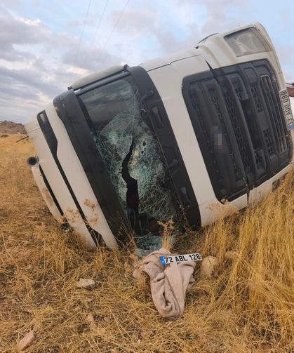 Siirt’te kamyon devrildi 1 yaralı