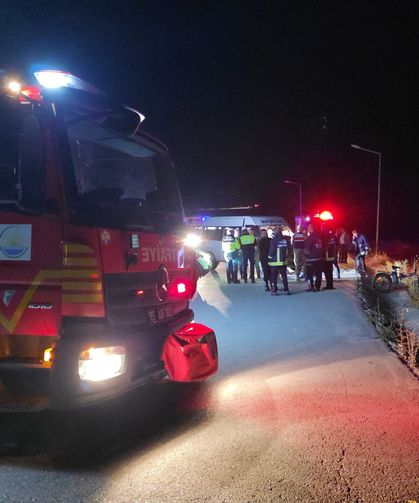 Van'da iki servis minibüsü çarpıştı, 8 yaralı