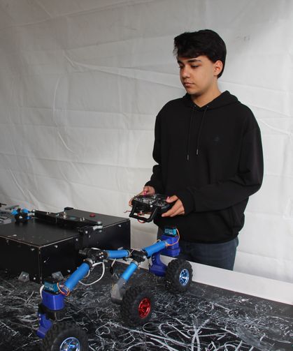 Depremi yaşayan lise öğrencisi arama kurtarma robotu geliştirdi