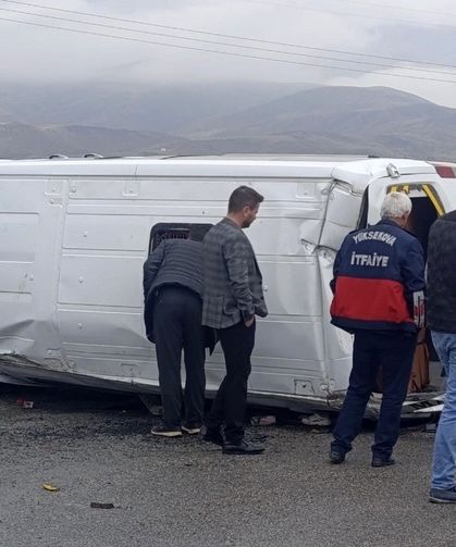 Yüksekova’da öğrenci servisi devrildi, 10 yaralı