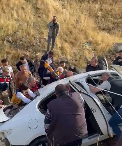 Otomobil şarampole yuvarlandı: 3 yaralı