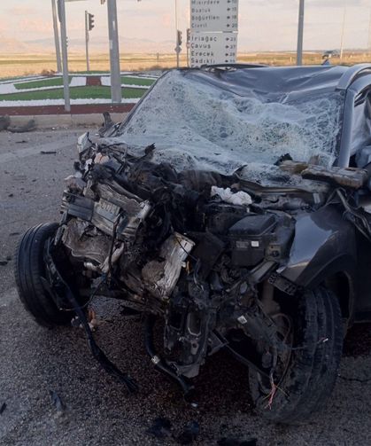 Minibüs ile otomobil çarpıştı 1'i ağır 3 yaralı