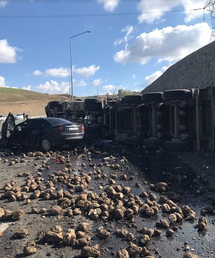 TIR ve otomobilin çarpıştı feci kazada 4 kişi öldü