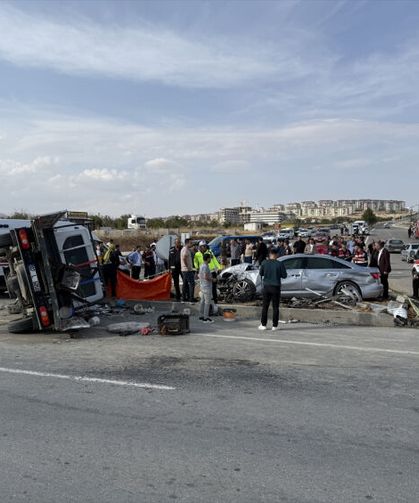 MHP Konvoyu Kaza Yaptı, 1 Ölü, 7 Yaralı