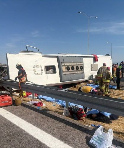 TIR ile Yolcu Otobüsü Çarpıştı, Ölü Sayısı 11’e Yükseldi