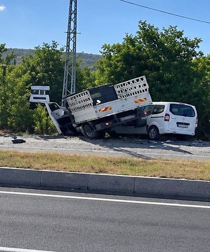Pikapla hafif ticari araç çarpıştı 2 yaralı