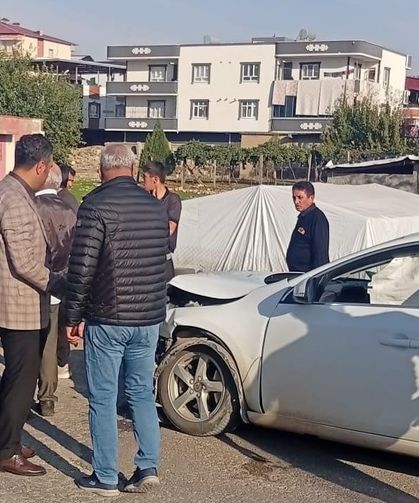 Otomobil ile hafif ticari araç çarpıştı 3 yaralı