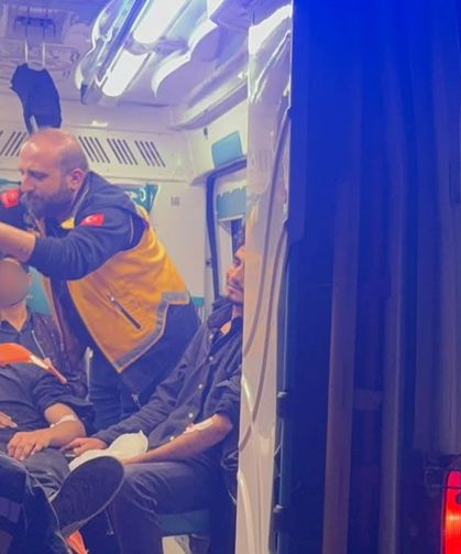 Düzensiz göçmenleri taşıyan minibüs dereye uçtu 20 yaralı