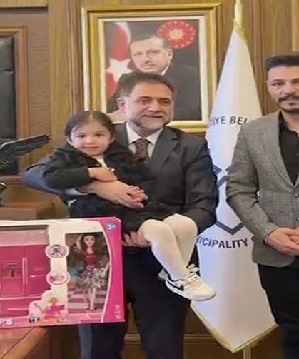 Temizlik işçilerinin minik hayranı belediye başkanının misafiri oldu