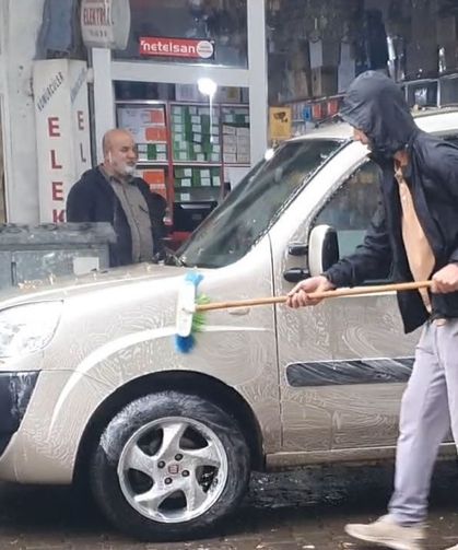 Sağanak yağışı fırsata çevirdi aracını yağmur altında yıkadı