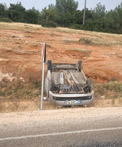 Otomobil takla atarak ters döndü
