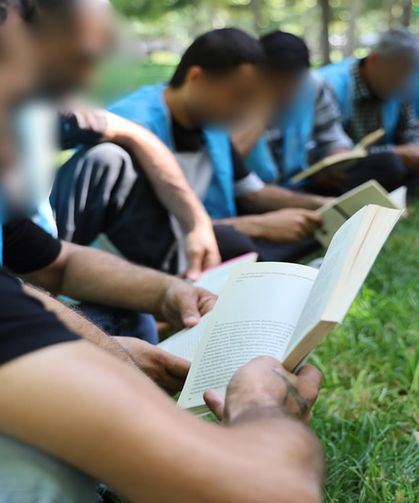 Yükümlüler mekan mefhumuna bakılmaksızın kitap okuyor