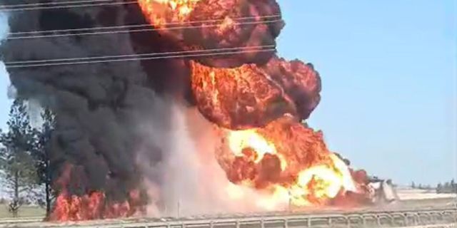 İpek yolunda yakıt yüklü tır alev topuna döndü