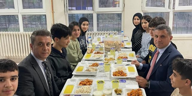 Şırnak’ta Eğitimciler İftar Sofrasında Öğrencilerle Buluştu