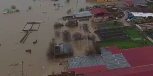 Dereler taştı, mahalle sular altında kaldı