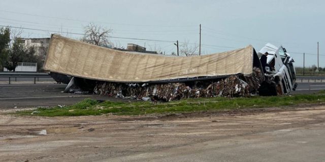 İpekyolunda karton yüklü tır devrildi: 1 yaralı
