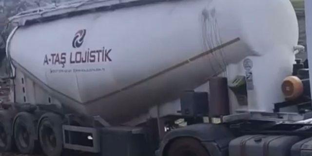 TPAO'ya ait tır çamura saplandı, köylüler seferber oldu