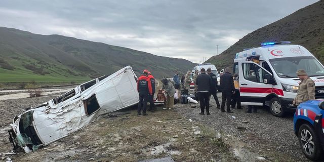 Yolcu minibüsü dere yatağına yuvarlandı, 16 yaralı