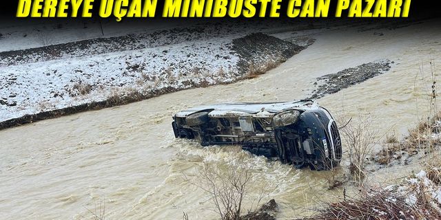 Kaygan yolda kaza, minibüs dereye uçtu