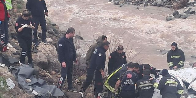 Otomobil dereye uçtu 2 ölü, 1 ağır yaralı