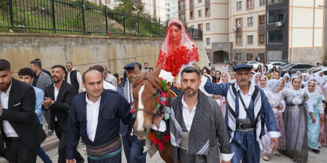 Şırnak’ta Asırlık Gelenekle Görkemli Düğün