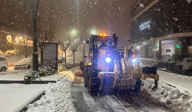 Şırnak’ta Karla Mücadele Ekipleri Gece Boyunca Sahadaydı