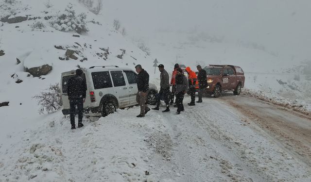 Şırnak–Eruh Yolunda Araç Mahsur Kaldı